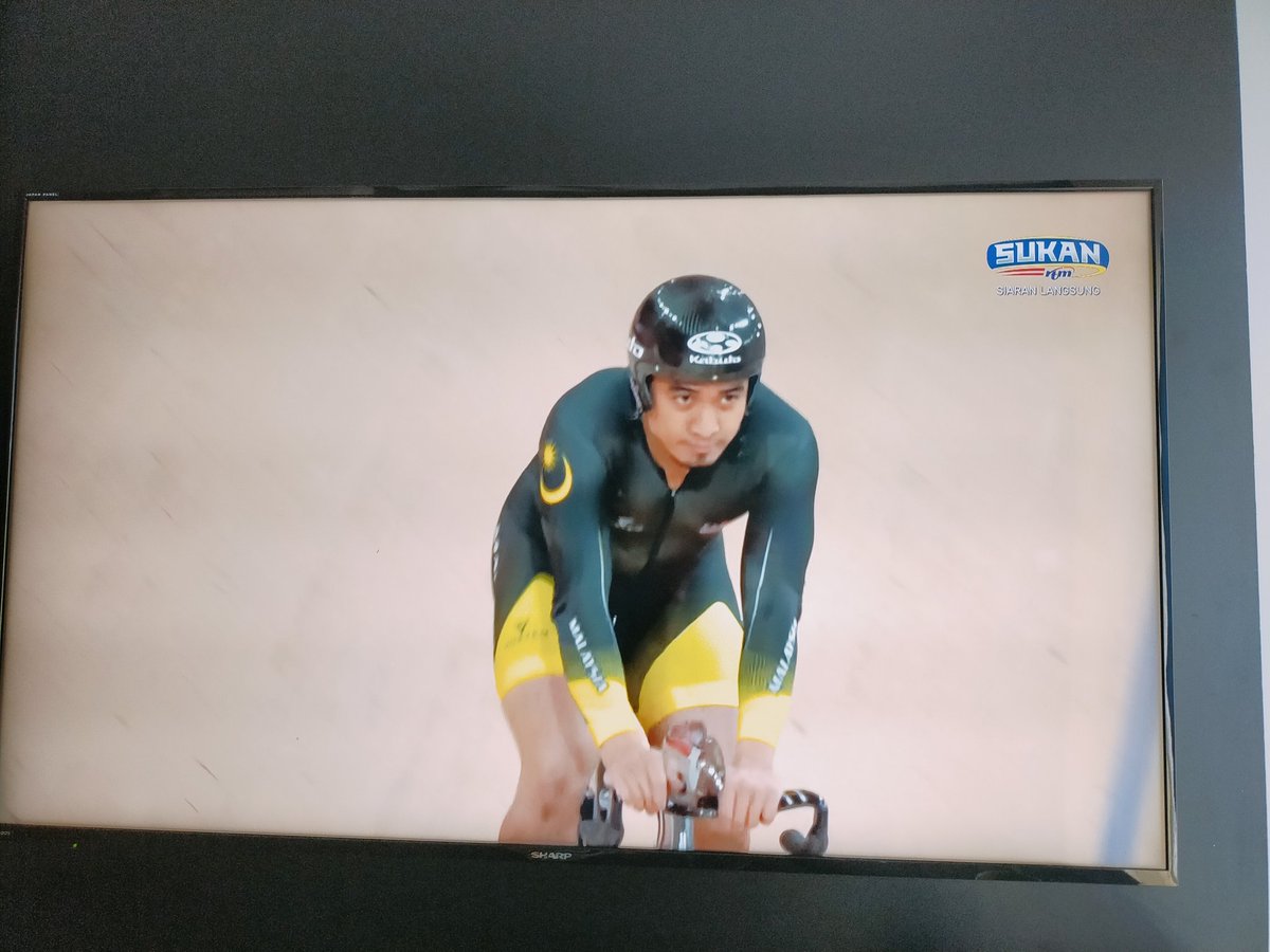 ZahirShari's tweet photo. Tetap berbangga dengan Dato' @AzizulAWANG ... Semua utk rakyat Malaysia!! @ASTROARENA Syabas!!!! https://t.co/fVFKg21FqN