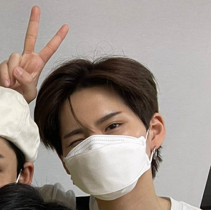 yoshiarchives's tweet photo. YOSHI MULLET HAIR?!?!?!?!

#트레저 #TREASURE #요시 #ヨシ @treasuremembers https://t.co/kc5AJCNquf