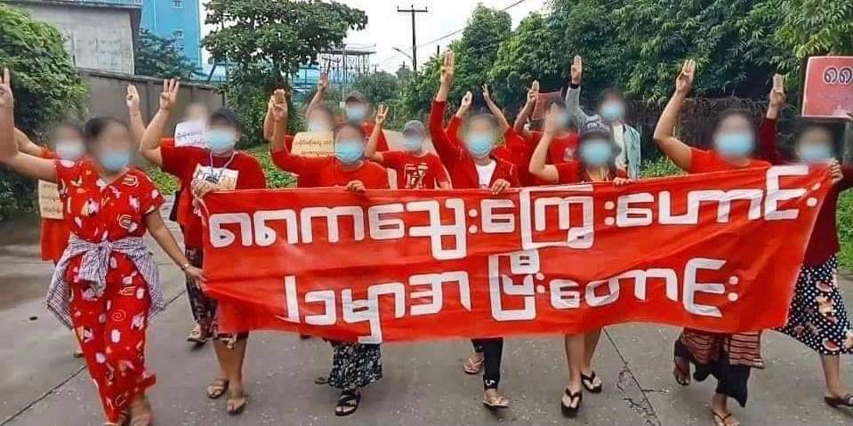 LeeDam_3's tweet photo. In #HlaingTharyar Township, some locals protested against the military dictatorship to mark the 33rd anniversary of the 8888 Uprising.
8888 UPRISING IN 2021

#8FingersStrike
#Aug8Coup 
#WhatsHappeningInMyanmar https://t.co/pA82vrkZD5
