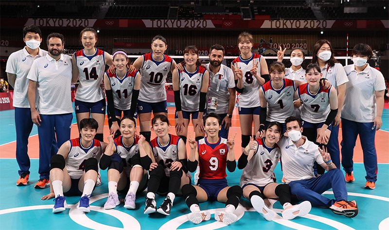 실수를 다독이며 서로를 믿고 각자가 하나로 전진합니다. 원팀의 감동에 국민의 한사람으로서 큰 박수를 보냅니다. 

여자배구 국가대표팀 모든 선수들 자랑스럽습니다. 고맙습니다. 수고많았습니다.

당신들이 코리아 원팀입니다.