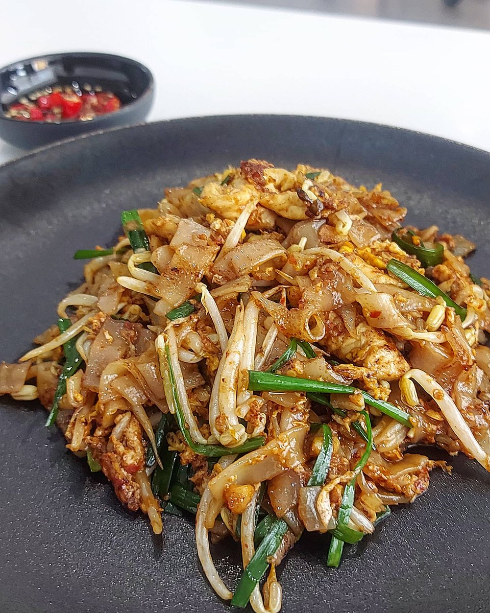 lia_aznir's tweet photo. Char koay teow was excellent. It reminds me of penang char koayteow. U can really taste the "wok hei" in this one. Their pricing is a little bit steep mind you. U can have ur coffe here once in a while or it will burn ur pockets 😆
#cafeonfifty #tonghing #kkcity #coffeesession https://t.co/xLlKBhwrZr