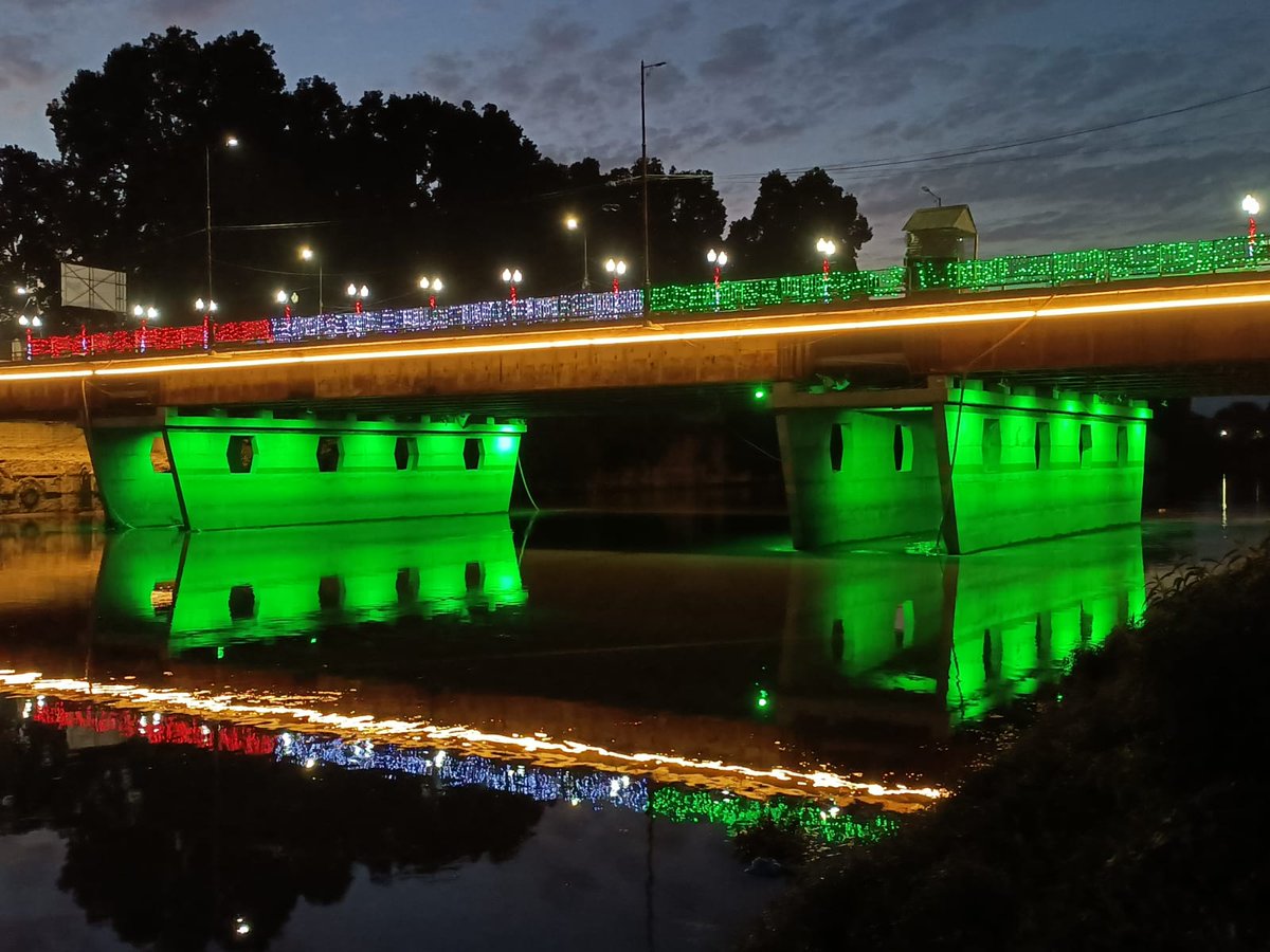 KoshurMukesh's tweet photo. A spirit we call INDIA, on the streets and squares of Kashmir. 
#GreenForKashmir 
#RedForKashmir 
#YomEumeed 
#SofieKashmir 
#TirangaForKashmir https://t.co/DzbOTdhxuA