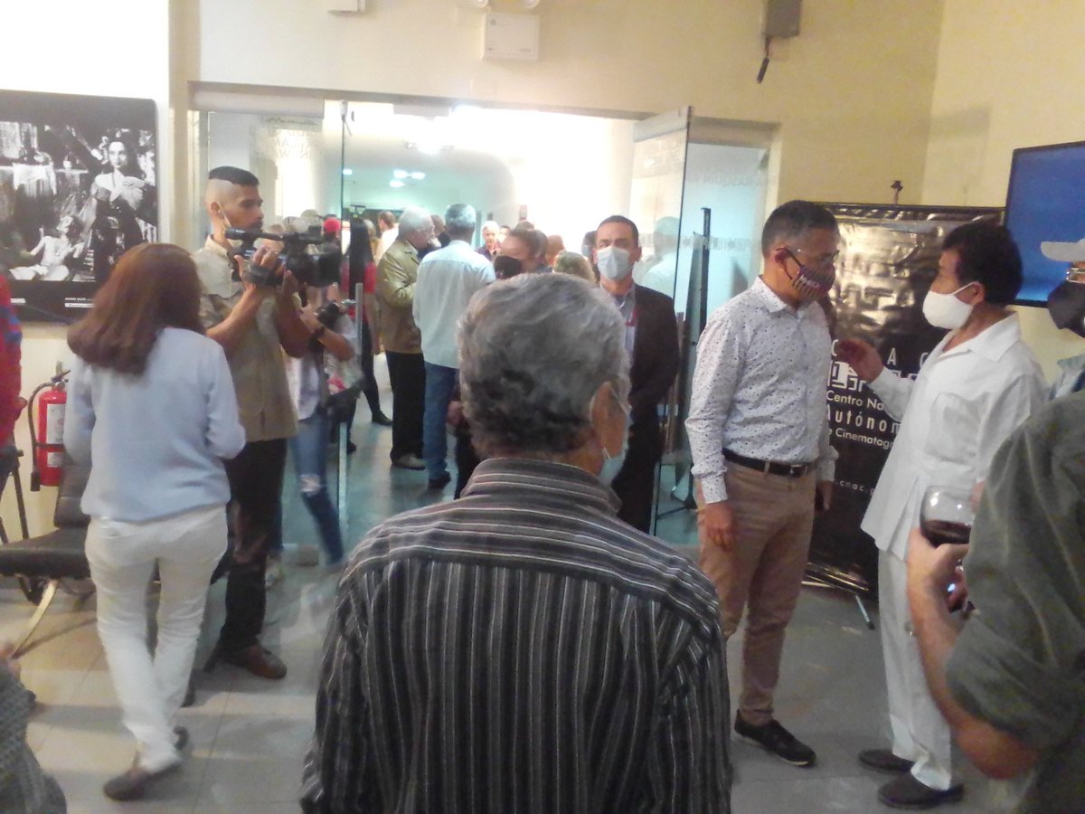 Henyer777's tweet photo. @CarlosAzpurua como presidente del @CNAC_Venezuela trabaja por el reimpulso de esta institución, uniendo voluntades con el único propósito el crecimiento del cine venezolano y que todos puedan trabajar en pro de la patria. https://t.co/GPMcWVXqdD