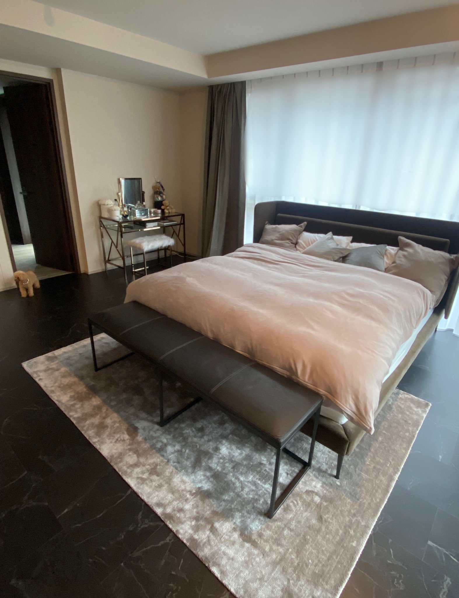 ゆんころ 引っ越してベッド周りのスペースに余裕ができたので足元にベンチが置けた ベッド両サイドにどんなナイトテーブルを置くか考え中 T Co Jeb2nmgo4z Twitter