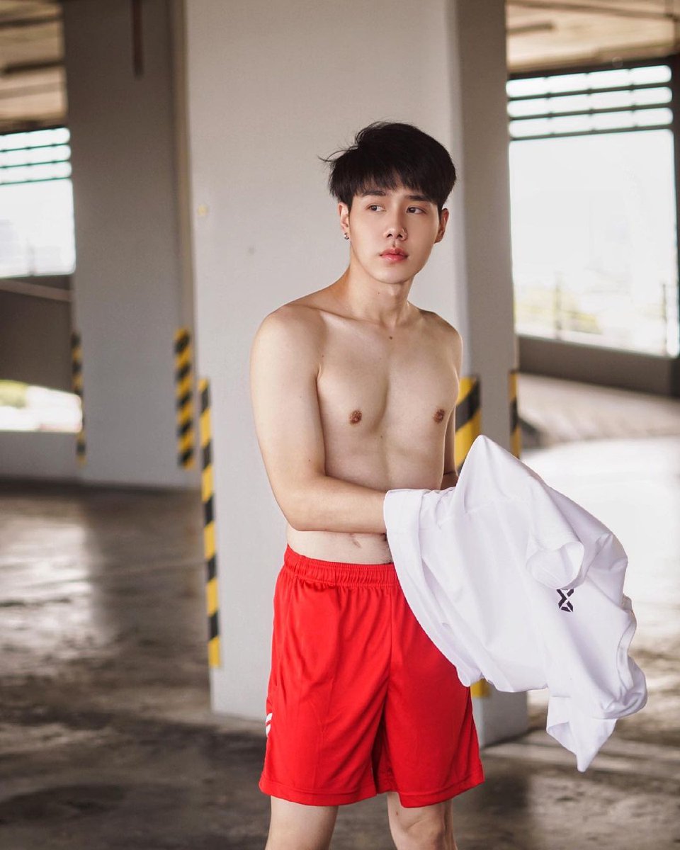 boyslovecafehub's tweet photo. HAPPY SUNDAY everyone! 
Take a glimpse of the hot body of Petch! 🥰

Always take care and be safe everyone!  💙

#petchpigz 
#PetchChanapoom 
#BLCH2021 https://t.co/0m0qu1jAVU