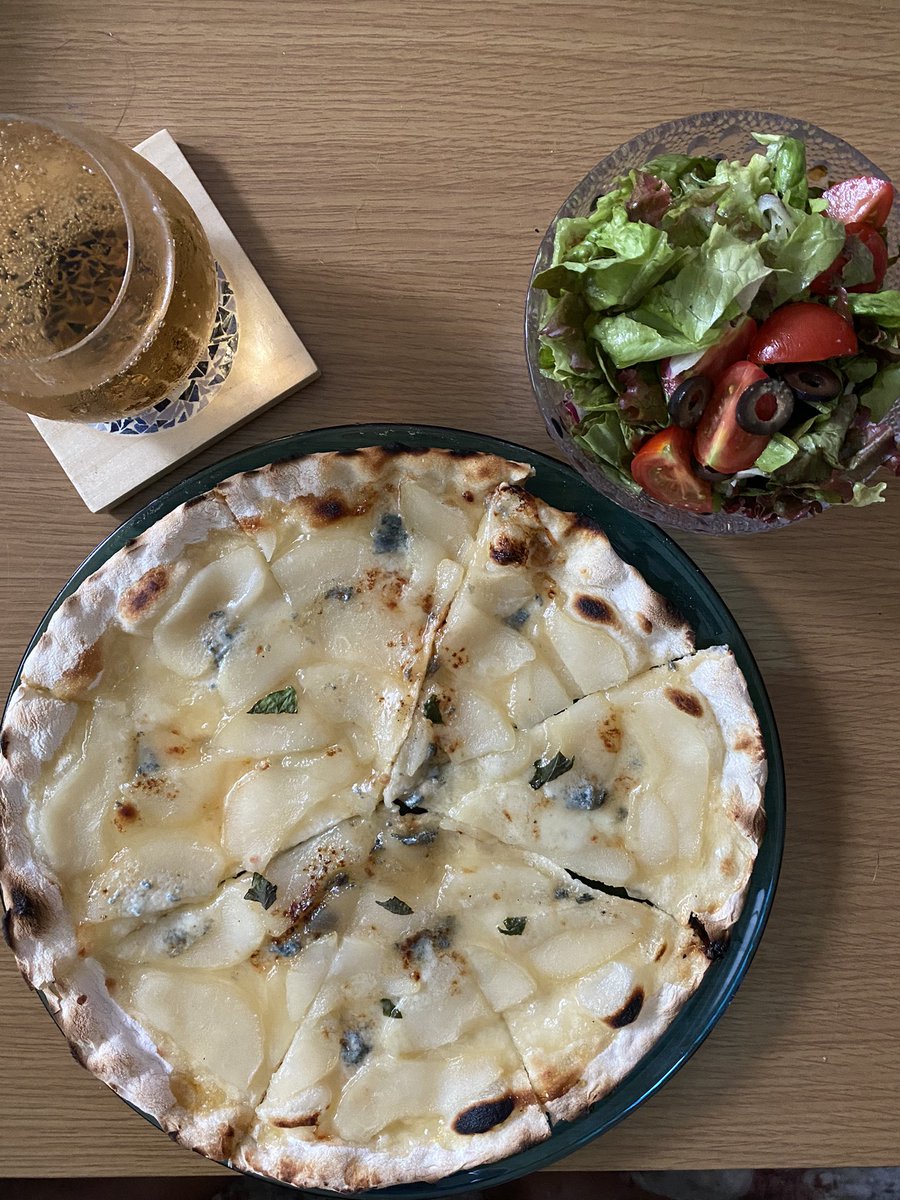honeymiccha's tweet photo. お一人様の本日の🏀応援しながらのブランチ

洋梨とゴルゴンゾーラのピザ🍕

昨日、🐶のハーブバックにあやかって（⁉️）、飼い主はヘアパックをして貰いました。
ツルツルです😊

#brunch #ブランチ
#pizza 
#髪が大分伸びました https://t.co/ku1gcuv7gP