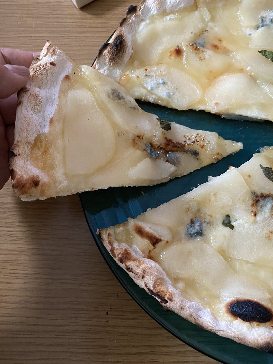 honeymiccha's tweet photo. お一人様の本日の🏀応援しながらのブランチ

洋梨とゴルゴンゾーラのピザ🍕

昨日、🐶のハーブバックにあやかって（⁉️）、飼い主はヘアパックをして貰いました。
ツルツルです😊

#brunch #ブランチ
#pizza 
#髪が大分伸びました https://t.co/ku1gcuv7gP
