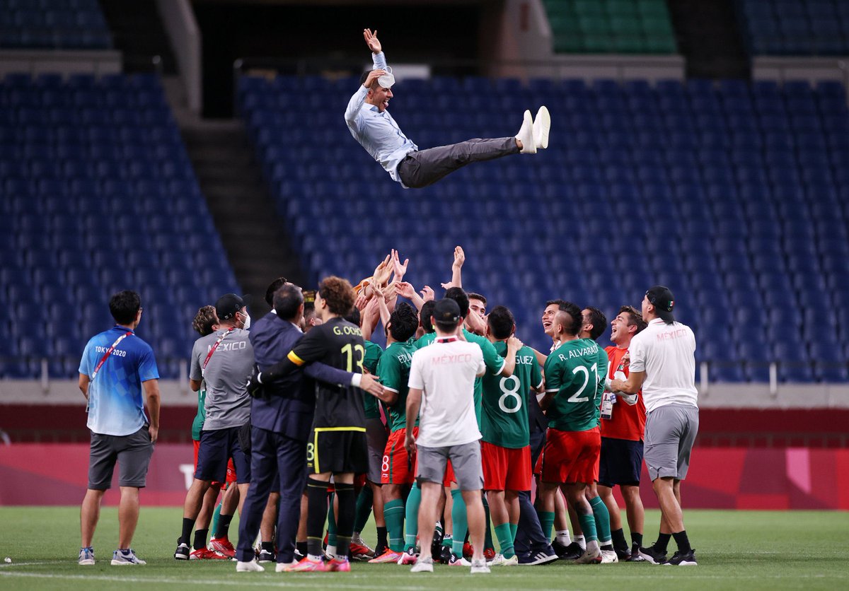 Eres un gran líder <a href="/jaime_lozano_/">Jaime Lozano</a>  🇲🇽  eres inspiración para los que amamos el fútbol ❤️⚽️
Me hace muy feliz verte lograr grandes cosas junto a tu extraordinario Equipo! 

Chapeau 🎩 Campeón 🏅🏅🏅