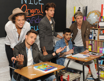 todays1dhistory's tweet photo. Today (August 11) in 2013 - ot5 pick up four awards, perform BSE, and catch up with Little Mix at the Teen Choice Awards! 🎉🎉 https://t.co/NiROUDNLv2