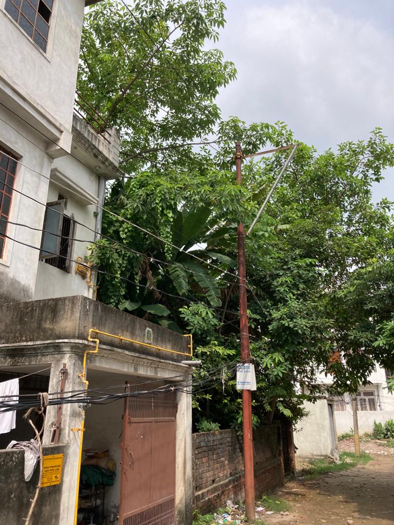 dharmndra_S's tweet photo. @UPPCLLKO @myogioffice @ptshrikant @PMOIndia this 11000 V open cable is being laid illegally 1-2 ft near houses, it is very dangerous for people staying there, if have to do then do underground, last year a unfortunate event happend, how new cable can be laid over people's head https://t.co/9RikdWNmcs