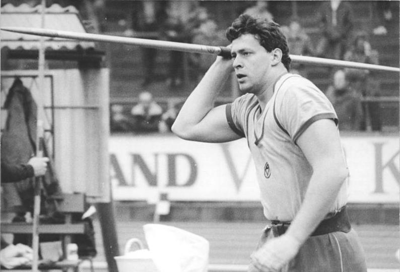 joybhattacharj's tweet photo. In case you are wondering why after more than 30 years, javelin throwers are averaging distances much less than the World Record of 104.80 metres set by Neeraj Chopra's coach Uwe Hohn in 1984, it's because the javelin was redesigned in 1986 for two important reasons. https://t.co/yThOhg1ksB
