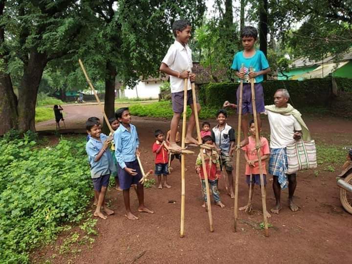 Chhattisgarh_36's tweet image. &quot;आगे हमर हरियर हरेली तिहार
भौंरा चलाबो, गुड़ के चिला खाबो
नरिहर फोड़बो जी, गेंड़ी ल खपाबो
पशु - प्रकृति के पूजा कर, ओखरो मान बढ़ाबो&quot;
जम्मो प्रदेशवासी मन ल हरेली तिहार के गाड़ा-गाड़ा बधाई अऊ शुभकामना। #Chhattisgarh #Hareli 
@PriyankaJShukla @shammiabidi @arifhs1