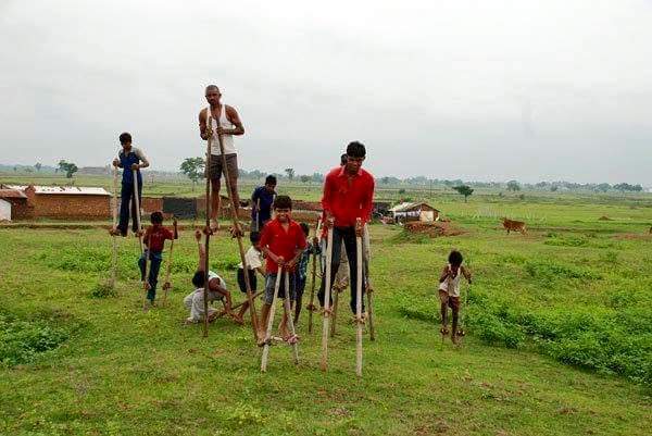 Chhattisgarh_36's tweet image. &quot;आगे हमर हरियर हरेली तिहार
भौंरा चलाबो, गुड़ के चिला खाबो
नरिहर फोड़बो जी, गेंड़ी ल खपाबो
पशु - प्रकृति के पूजा कर, ओखरो मान बढ़ाबो&quot;
जम्मो प्रदेशवासी मन ल हरेली तिहार के गाड़ा-गाड़ा बधाई अऊ शुभकामना। #Chhattisgarh #Hareli 
@PriyankaJShukla @shammiabidi @arifhs1