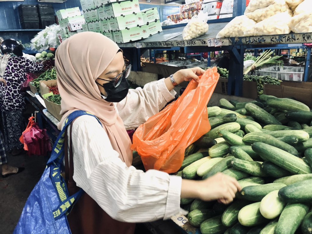 BULBONPROJECT's tweet photo. Hello everyone! The bulb is back and this time we are collaborating with We Care Kita Jaga movement to support their daily food bank initiative around KL/Selangor area https://t.co/clKzCj461z