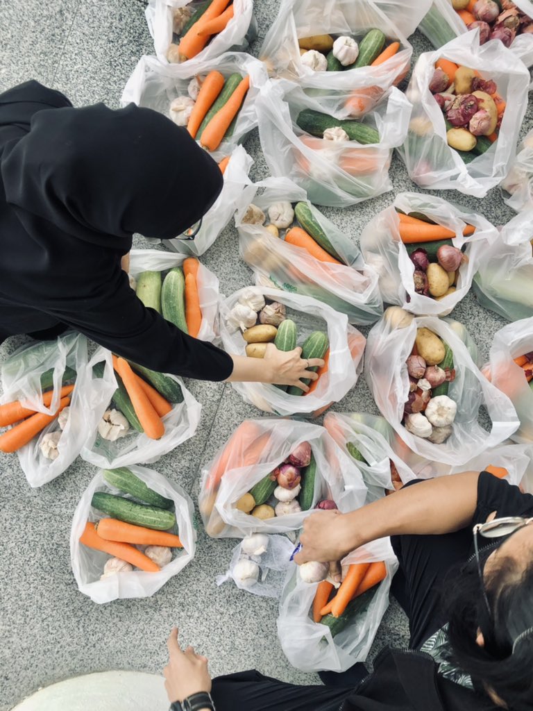 BULBONPROJECT's tweet photo. We Care Kita Jaga movement is an initiative started by fellow Malaysians that are very concern with the depressing situation in our country. Just like any of us, they are giving the best that they have to help and contribute to the community regardless status and religions. https://t.co/jIwBJv9KpZ