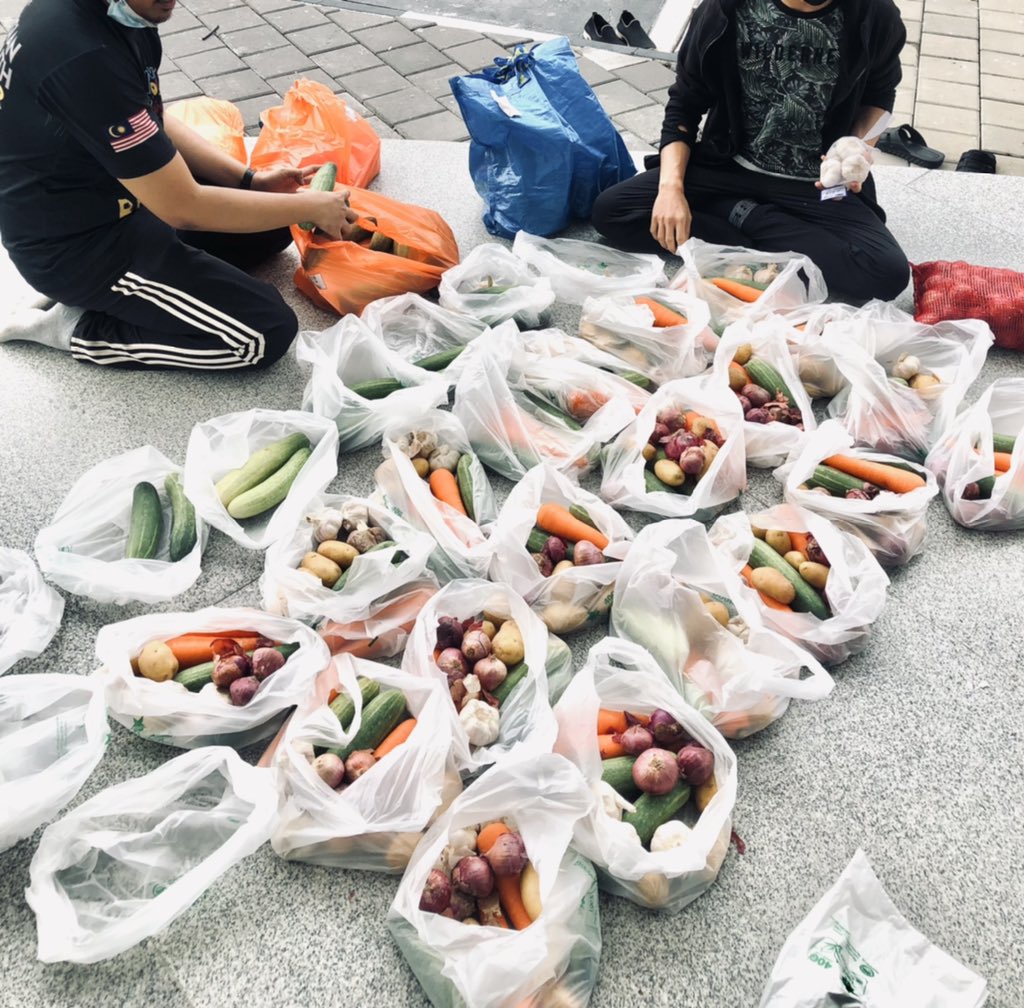 BULBONPROJECT's tweet photo. We Care Kita Jaga movement is an initiative started by fellow Malaysians that are very concern with the depressing situation in our country. Just like any of us, they are giving the best that they have to help and contribute to the community regardless status and religions. https://t.co/jIwBJv9KpZ