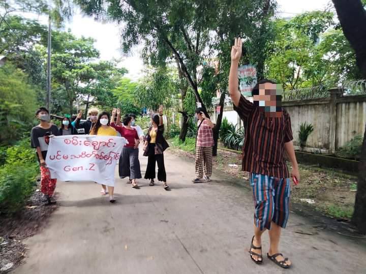 AungHeinMin17's tweet photo. Youths of Sanchaung marched to overthrow Genocidal Military on 33rd anniversary of 8888 uprising day to complete the old blood debt. 8888 UPRISING IN 2021  #8FingersStrike #Aug8Coup  #WhatsHappeningInMyanmar https://t.co/vM7zc5GvEc
