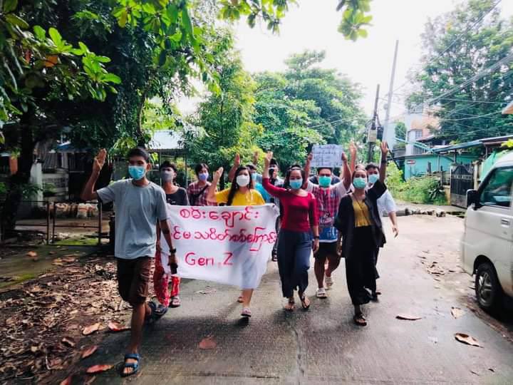 AungHeinMin17's tweet photo. Youths of Sanchaung marched to overthrow Genocidal Military on 33rd anniversary of 8888 uprising day to complete the old blood debt. 8888 UPRISING IN 2021  #8FingersStrike #Aug8Coup  #WhatsHappeningInMyanmar https://t.co/vM7zc5GvEc
