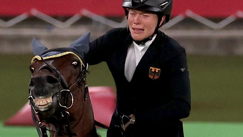東京オリンピック 近代五種 監督が障害を跳ばない馬をたたいて失格に Togetter
