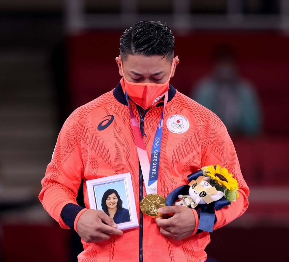 adarsh_241's tweet photo. Kiyuna Ryo after winning the gold with photo of her late mother. Truly a champion❤️ #Karate #Olympics #TokyoOlympics2021 https://t.co/8FOfHMk2OB