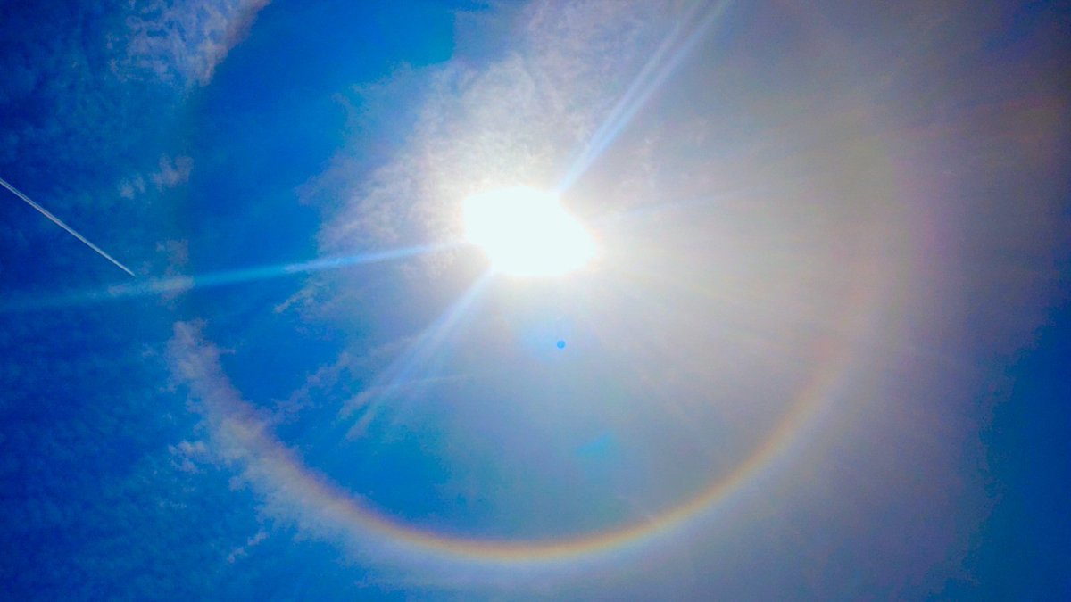 ট ইট র Yuka ココ天 太陽の周りに虹 が W ノ ノ 太陽の周りにある虹を ハロ 日暈 ひがさ 下にある虹を 環水平アーク といい ハロ レア度1 環水平アーク レア度3らしい 太陽の周りはキレイな円を 描いてて本当キレイだった 虹色現象 自然 ট ইট র Yuka ココ天 太陽の周りに虹 が W ノ ノ 太陽の周りにある虹を ハロ 日暈 ひがさ 下にある虹を 環水平アーク といい ハロ レア度1 環水平アーク レア度3らしい 太陽の周りはキレイな円を 描いてて本当キレイだった 虹色現象 自然