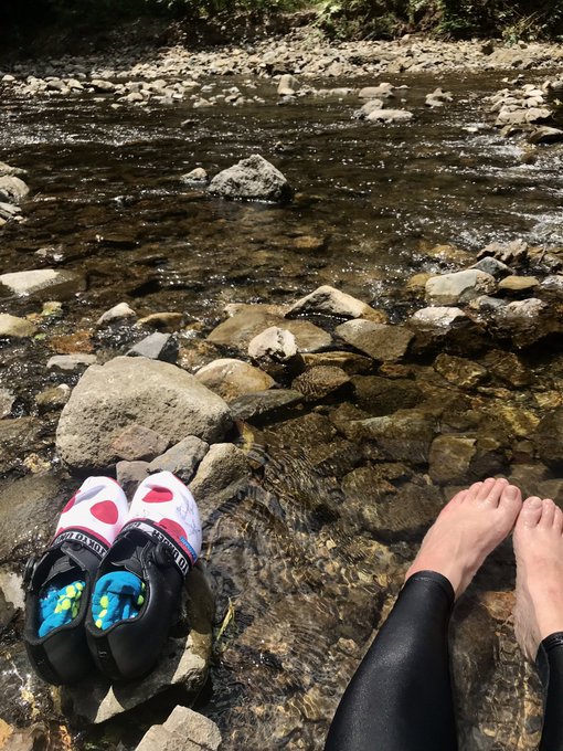 友人と川で涼んでピザ 