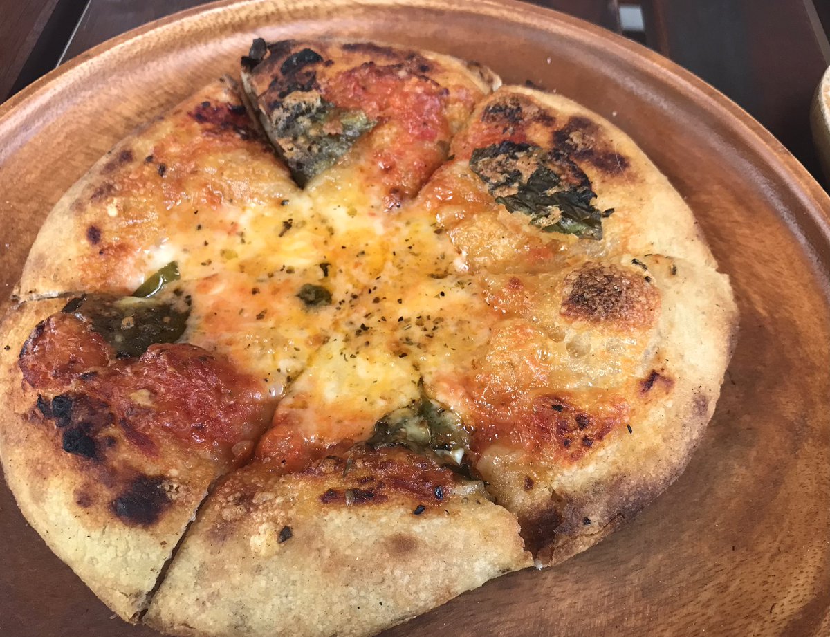 友人と川で涼んでピザ 