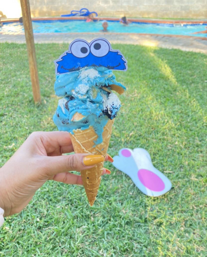CarolKgafela's tweet photo. Tsogang go @The_Cookoff 
Kana @rachel_table made this cookie monster ice cream from scratch maloba ha le…so ke fha fha hela mo microwave be e nna milkshake 🥳🥳🥳

#DeathBySangwage 
#TeamRachelTable https://t.co/ApjWrXE1SF