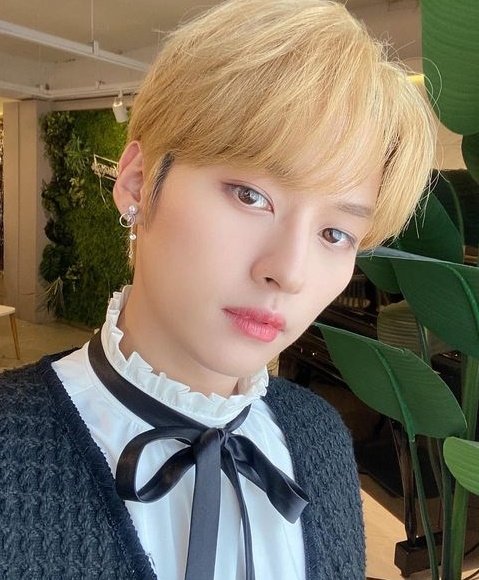 lino_update's tweet photo. Lee Minho update
 [060821] 
"파티였지만 사진만보면 파티가아니지 라는 컨셉을 씩은사진 🤩"
 #리노는기여어 #LeeMinHo #Leeknow #LeeKnowIsCute #minhomuylindo #StrayKids #스트레이키즈 @Stray_Kids https://t.co/5ChHV9Mk47