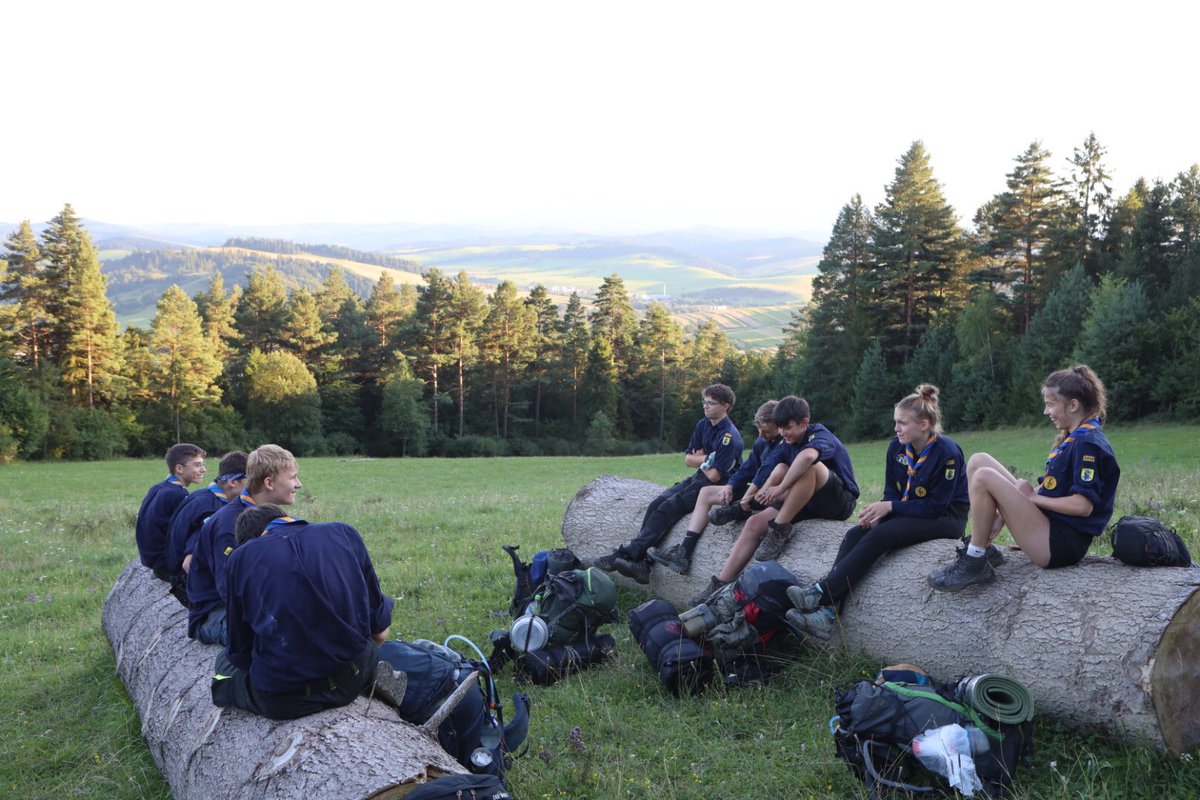 stammhuskies's tweet photo. Großer Elan bei der Fahrtengruppe. Wollen am Nachmittag gleich Richtung Stausee absteigen. Knapp über den ersten Orten am See Nachtquartier auf einer Waldwiese mit grandiosem Ausblick bezogen. Ein neugieriger Fuchs schaut vorbei. Schlafen unter freiem Himmel bei stürmischem Wind. https://t.co/yMuNcdKvMp