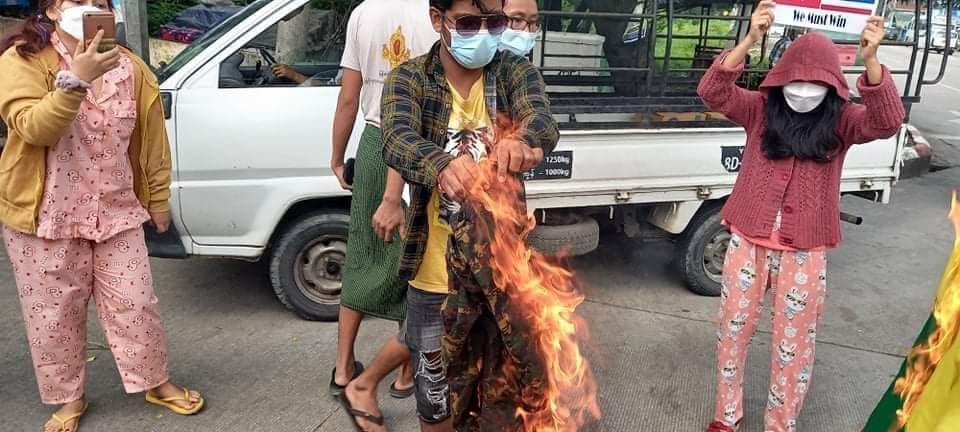 MikeAnthony22k's tweet photo. Anti-coup youth protesters burned the SAC terrorists clothes (not worth saying uniform) and the national flag regarded by unfair 2008 Constitution.

8888 UPRISING IN 2021

#Aug8Coup 
#8FingersStrike 
#WhatsHappeningInMyanmar https://t.co/BoIPaKvZ8J