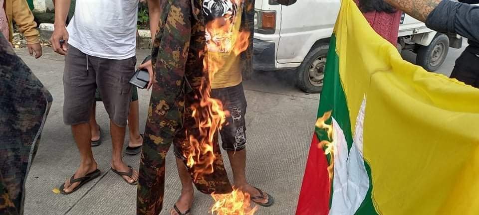 MikeAnthony22k's tweet photo. Anti-coup youth protesters burned the SAC terrorists clothes (not worth saying uniform) and the national flag regarded by unfair 2008 Constitution.

8888 UPRISING IN 2021

#Aug8Coup 
#8FingersStrike 
#WhatsHappeningInMyanmar https://t.co/BoIPaKvZ8J