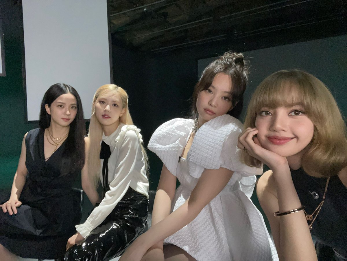 210808 #JENNIE Weverse update!

“Happy 5th anniversary of BLACKPINK🖤💕
 See you later on live!
 I miss you so much BLINK's”