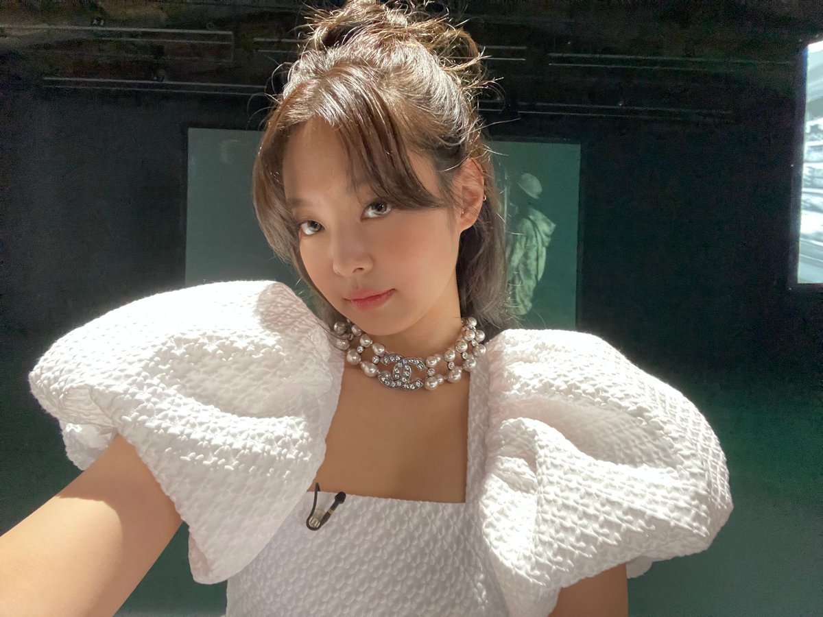 210808 #JENNIE Weverse update!

“5th Anniversary Selfie 🖤💕”