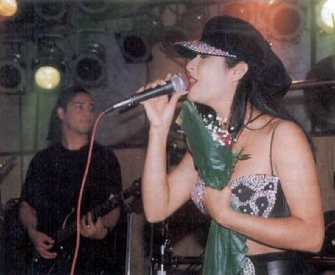 selenaandchris1's tweet photo. There r lots of pics of just the 2 of them on stage 😍 doing their jobs, in their own worlds,another thing the series got wrong lol Chris and Selena  were not constantly checking each other out on stage they kept it very professional. Sometimes I wish we saw them interact more https://t.co/Hzfi8MYLQe