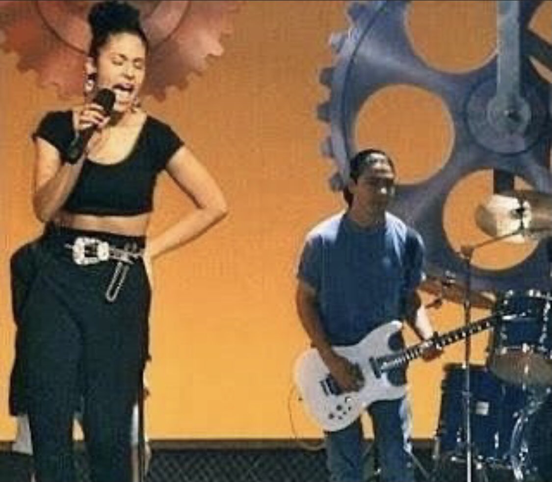 selenaandchris1's tweet photo. There r lots of pics of just the 2 of them on stage 😍 doing their jobs, in their own worlds,another thing the series got wrong lol Chris and Selena  were not constantly checking each other out on stage they kept it very professional. Sometimes I wish we saw them interact more https://t.co/Hzfi8MYLQe