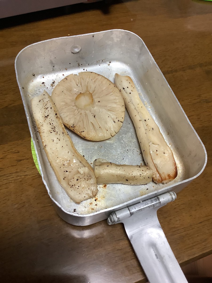 渋谷卓人 On Twitter ニオウシメジのステーキ 焼いて食べてみてそのままでも味が良いことを確認したのでまるっとステーキにしてみた 牛脂を使ってちょっと豪華に 焼いているだけで旨味のある水分がぶわっと出てくる 柄はコリっとしていて他の きのこではなかなか