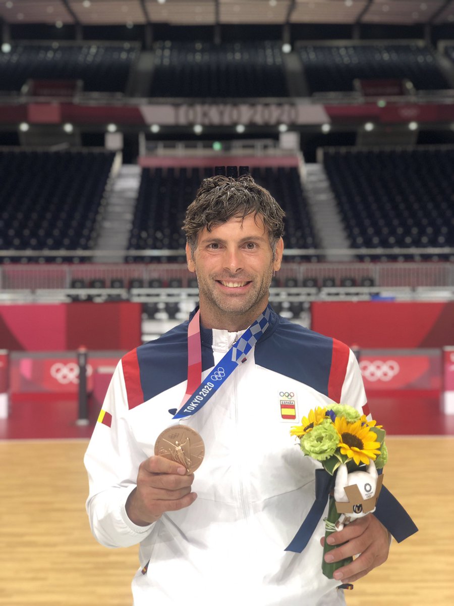 A9Garcia's tweet photo. Aún sin asimilar que hemos hecho historia!! Qué Orgullo pertenecer a este grupo! Gracias a todo el mundo pornla cantidad de mensajes de ánimo! Esta medalla es para toda España 🇪🇸, en especial a todo el BALONMANO ESPAÑOL!! #Hispanos @RFEBalonmano https://t.co/fSFL3RTlVc
