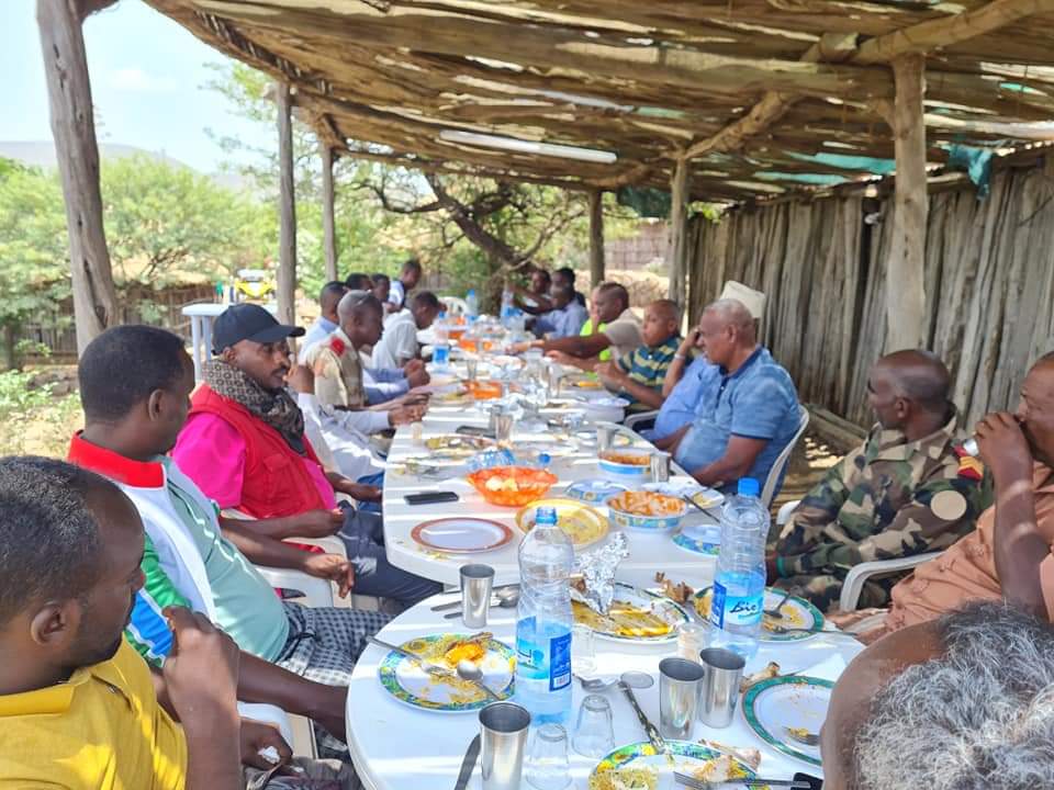 TagoriF's tweet photo. Les autorités de la région de Tadjourah, Mr Habib Djilani, préfet par intérim, le Pdt Omar Houssein accompagné du Vice-Pdt, Abdo Omar et Ali Dini, élu  dynamique et du député Mr Ahmed Hassan sont accueillis chaleureusement par les sages et la population de la région du Day. https://t.co/Ujf60yC0RB