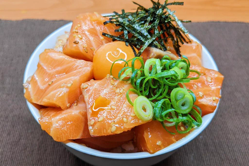 食べ応えもばっちり？！簡単に作れてとっても美味しそうな、サーモンを使った丼ものレシピ！