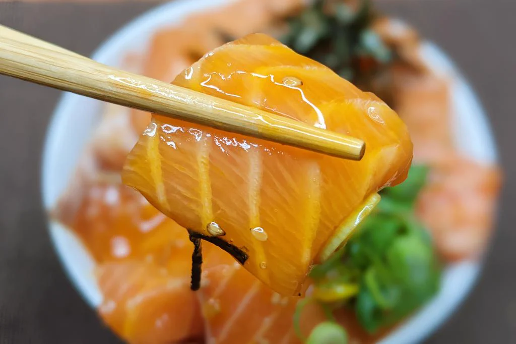 食べ応えもばっちり？！簡単に作れてとっても美味しそうな、サーモンを使った丼ものレシピ！