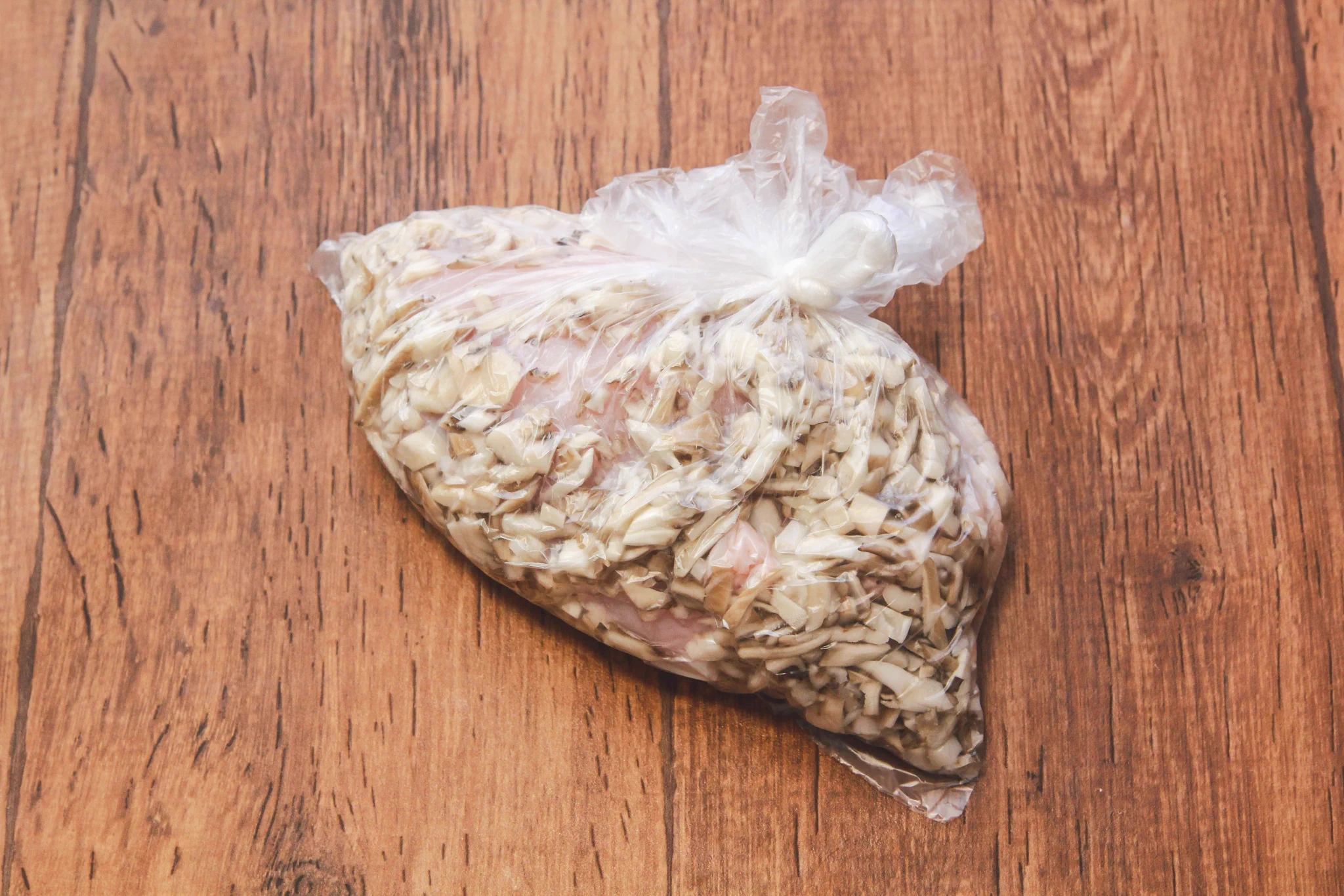 フォークで穴をあける必要なし！舞茸を刻んでお肉に絡めると出来上がりが驚きの柔らかさに！