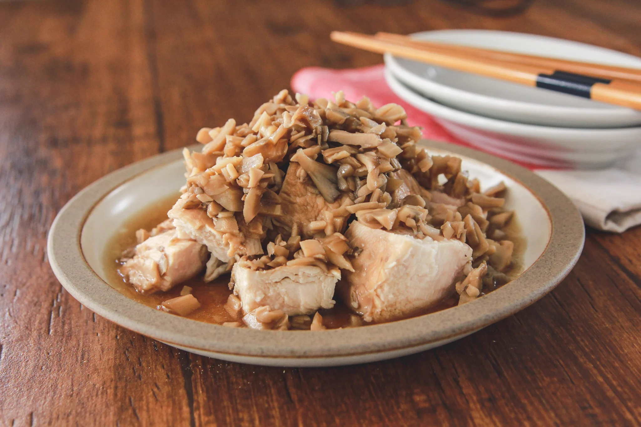 フォークで穴をあける必要なし！舞茸を刻んでお肉に絡めると出来上がりが驚きの柔らかさに！