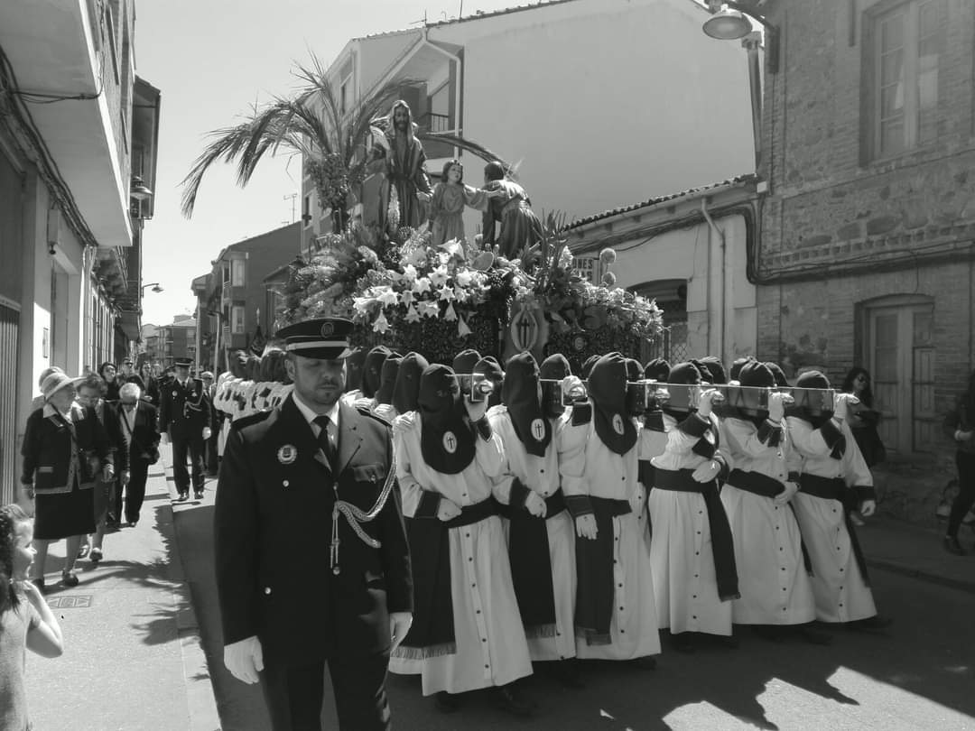 En aquel tiempo, dijo Jesús a sus discípulos:
«Vosotros sois la sal de la tierra. Pero si la sal se vuelve sosa, ¿con qué la salarán?

San Mateo 5, 13-19