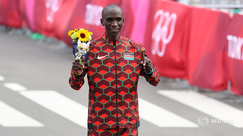 Reuters's tweet photo. Kenya's Eliud Kipchoge won the Olympic men's marathon with a commanding performance in Sapporo, winning his second straight #gold medal and cementing his place among the all-time greats of the sport https://t.co/yQ9YwiLx8G https://t.co/Nn3qokLMxR