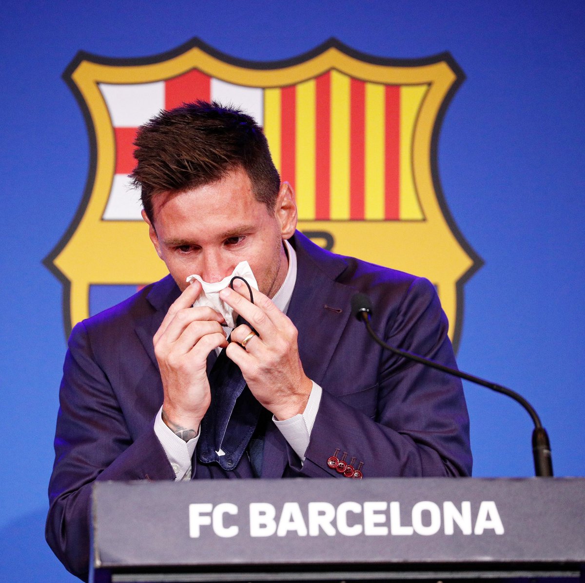 DavidMeyler's tweet photo. Tough watch. I wanted him to stay there and finish out his career because of so many reasons. I genuinely didn’t think he’d leave but I was wrong. The best to ever do it. #Messi 🐐 https://t.co/7L83LGYTFZ