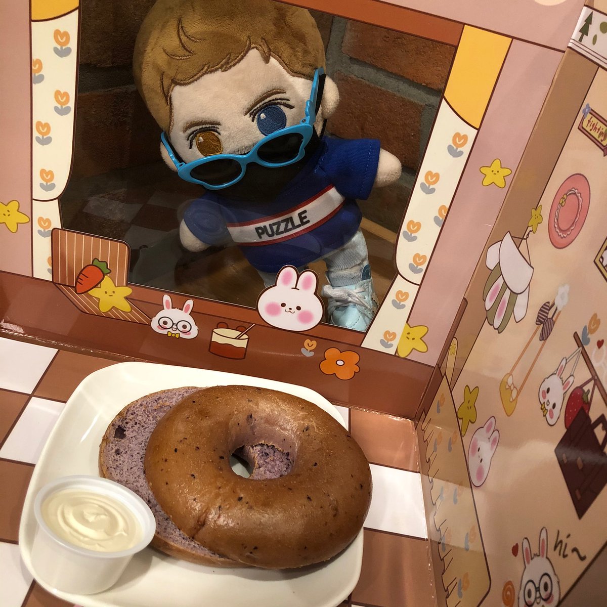 artsomsomi's tweet photo. 베이글 내꼬에여!!!!! 🥯💙
먹었으니 쿨하게 안녕😎👋

선글라스 @somcloud_store 
티셔츠 @mak_closet 
찢청, 마스크 @bubbletea_dgnb7 
운동화 #타오바오
룸박스 @gvtaobao

#토둥이 #솜일리룩 #아솜이네 https://t.co/nJQ3NBYPdF