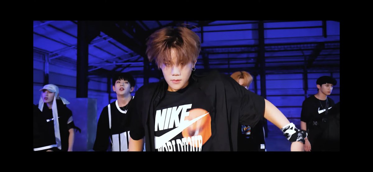 JoonKookStyless's tweet photo. The entire performance was really good but my favorite scene was when Junseo took the center and lead the entire group. His energy was strong and amazing in this part
#퍼포먼스맛집_다크비
#다크비 #DKB
#DKB_PerformanceVideo
#Cover https://t.co/o7QxykWkBG