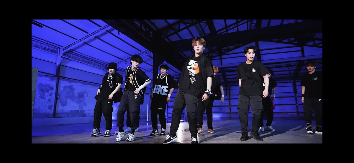 JoonKookStyless's tweet photo. The entire performance was really good but my favorite scene was when Junseo took the center and lead the entire group. His energy was strong and amazing in this part
#퍼포먼스맛집_다크비
#다크비 #DKB
#DKB_PerformanceVideo
#Cover https://t.co/o7QxykWkBG