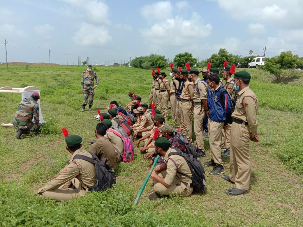 TKhamgaon's tweet photo. 34 cadets carried out tree plantation at Khamgaon along highway alongwith voluntary organization.  

Opportunity also used to conduct out door trg on MR and FCBC. https://t.co/uJoQZktSdI